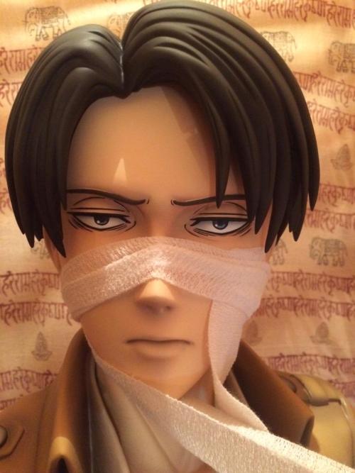 fuku-shuu:     Life-size Levi figure owner rurukota creates NO NAME!Levi! ETA: And more!  Continued from the original post of other Levi looks.   More on the life-size figures here!   