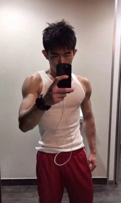 mantop106910:  目前外派在日本工作的上翹屌眼鏡性格直男