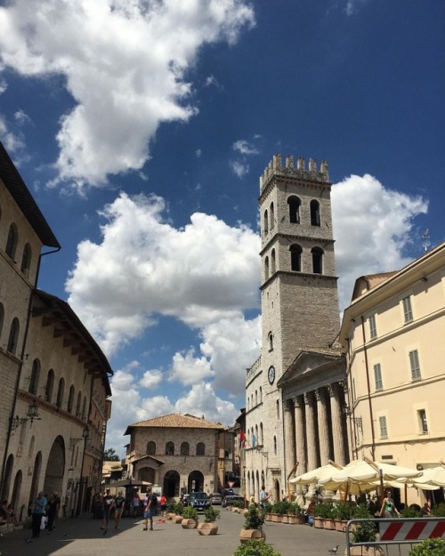 Assisi Centro —The Piazza del Comune.Come take a visual art, writing , art history, or Italian wor