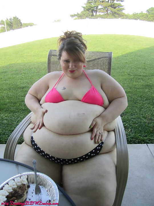 ssbbwpeter485:  More videos of ssbbw women here http://bit.ly/1PgaFCQ 