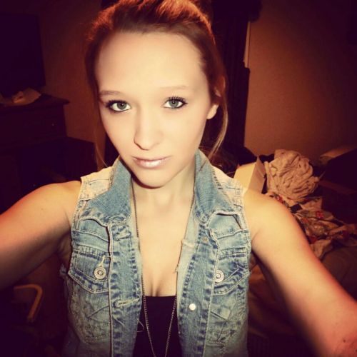 Style: Jean jacket, black tank top, long necklace, high bun, black eye liner, pink lips.