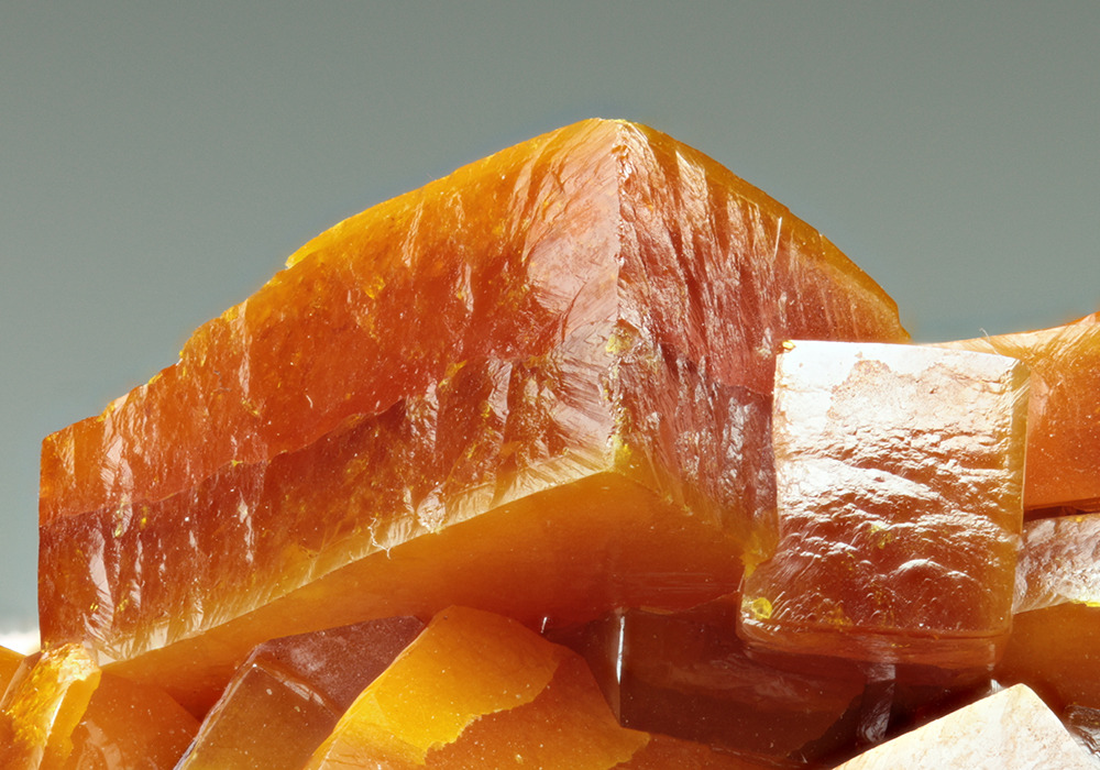 slimetony:  doomy:  bijoux-et-mineraux:Wulfenite on Calcite -  Erupcion Mine, Los
