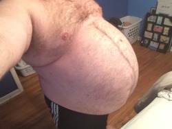 growingmygut:  gainerbull:  Getting very front heavy  he’ll be needing a wheelbarrow soon