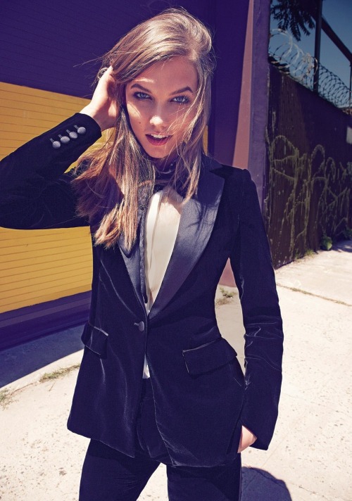optimistttt:  predatorylesbian:  friendly reminder that this is taylor swift’s girlfriend   Wait what