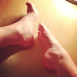 ifeetfetish:  #feet #foot #pink #paintednails