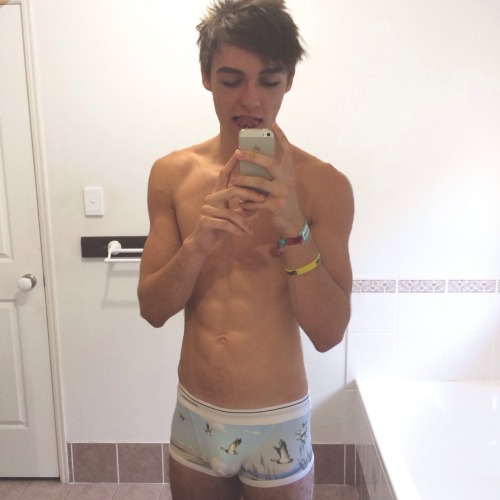 https://sexyboysbeingsexy.tumblr.com/post/119694334409