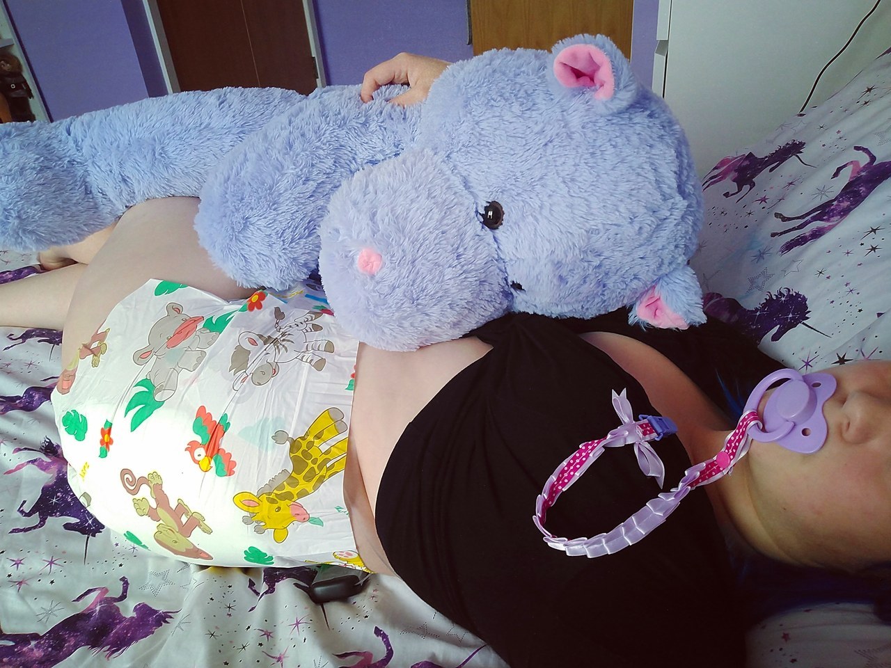notyourpurpleprincess: Harriet is super curious about all the animals on my nappy!