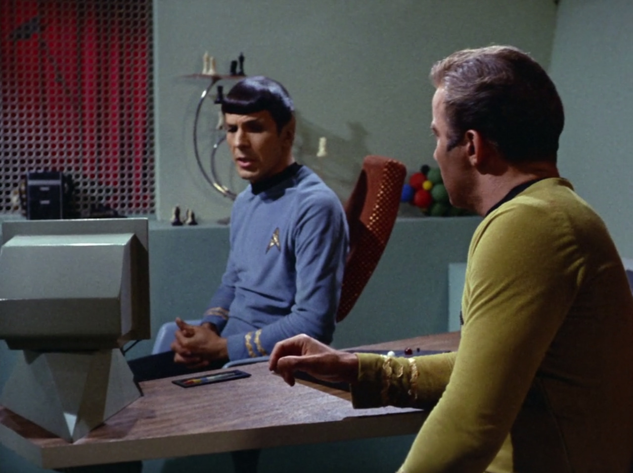 plaidshirtjimkirk:  you can clearly see Jim thinking deeper and deeper as he tries