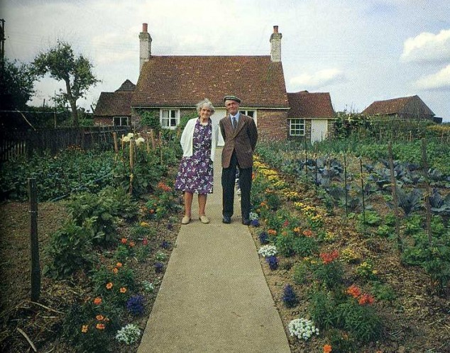 intothewildfire:     This elderly couple took a photo in their small garden outside