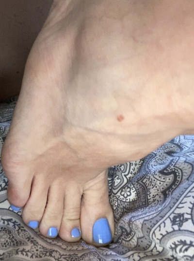 islandfj:Wife’s sexy blue toes 