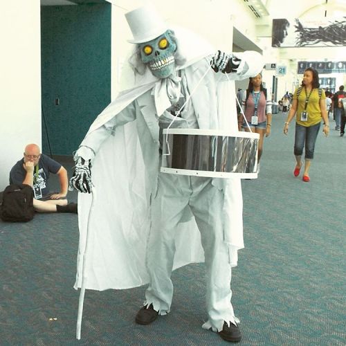 Disney Haunted Mansion cosplay with the Hatbox Ghost at San Diego Comic-Con 2016. #sdcc2016 #sdcc #cosplay #disney #hauntedhouse #hatboxghost #comiccon #comiccon2016 (at San Diego Comic-Con International)