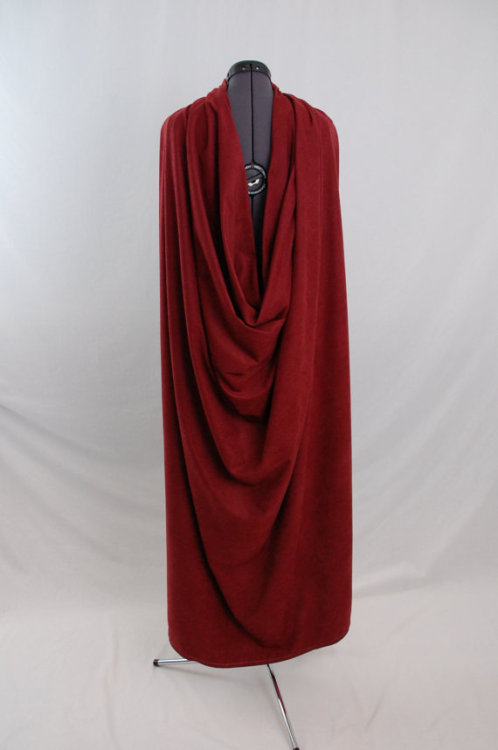 meltingpenguins: earthlyscum: can someone bring capes back into fashion we could all start wearing c
