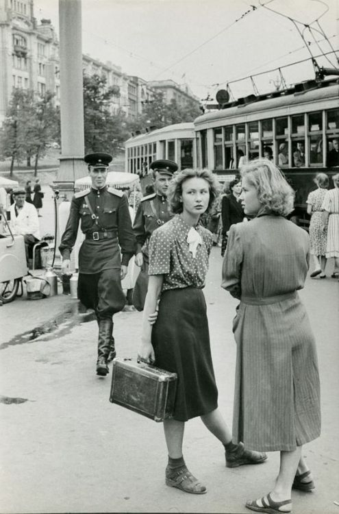 last-picture-show:Henri Cartier-Bresson, Moscow, 1954