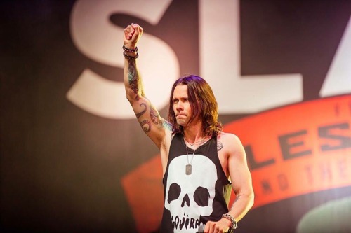 Great shot of Myles Kennedy playing in Bangalore.