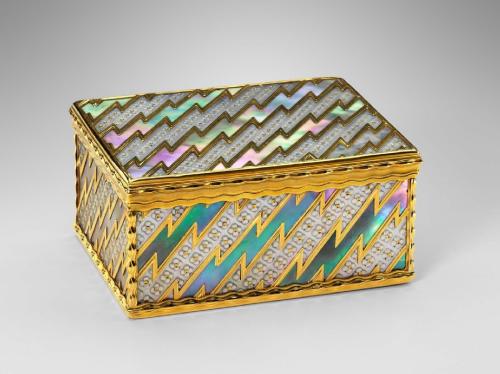 jkthinkythoughts:fashionsfromhistory:Snuffboxc.1740FranceMFA Boston   I have never in my life seen an objet d'art that qualified for the Tiffany Paradox, but here we are. It looks like it fell off a middle school girls bedroom desk circa 1987.