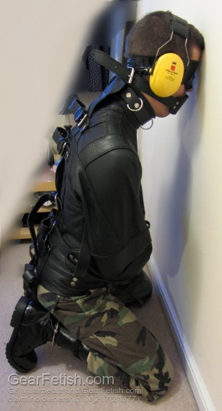 gaggedcaps: I believe this is @tiedspike ‘s work. That SJ looks comfy :)