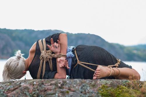 uchuu-uchuu:  seaside punishment // Smögen // rope and photo Alex 