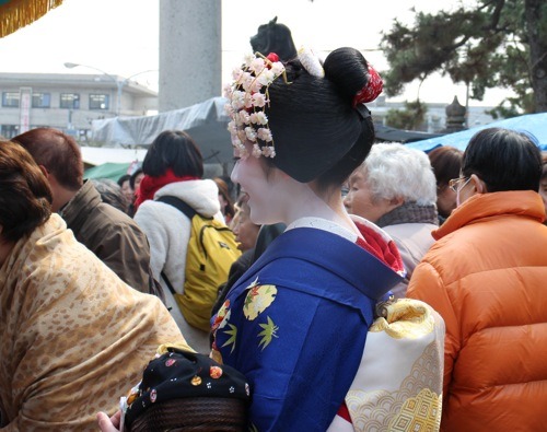 geisha-kai:  Maiko Hisasuzu visting the Baikasai festival in Kamishichiken district