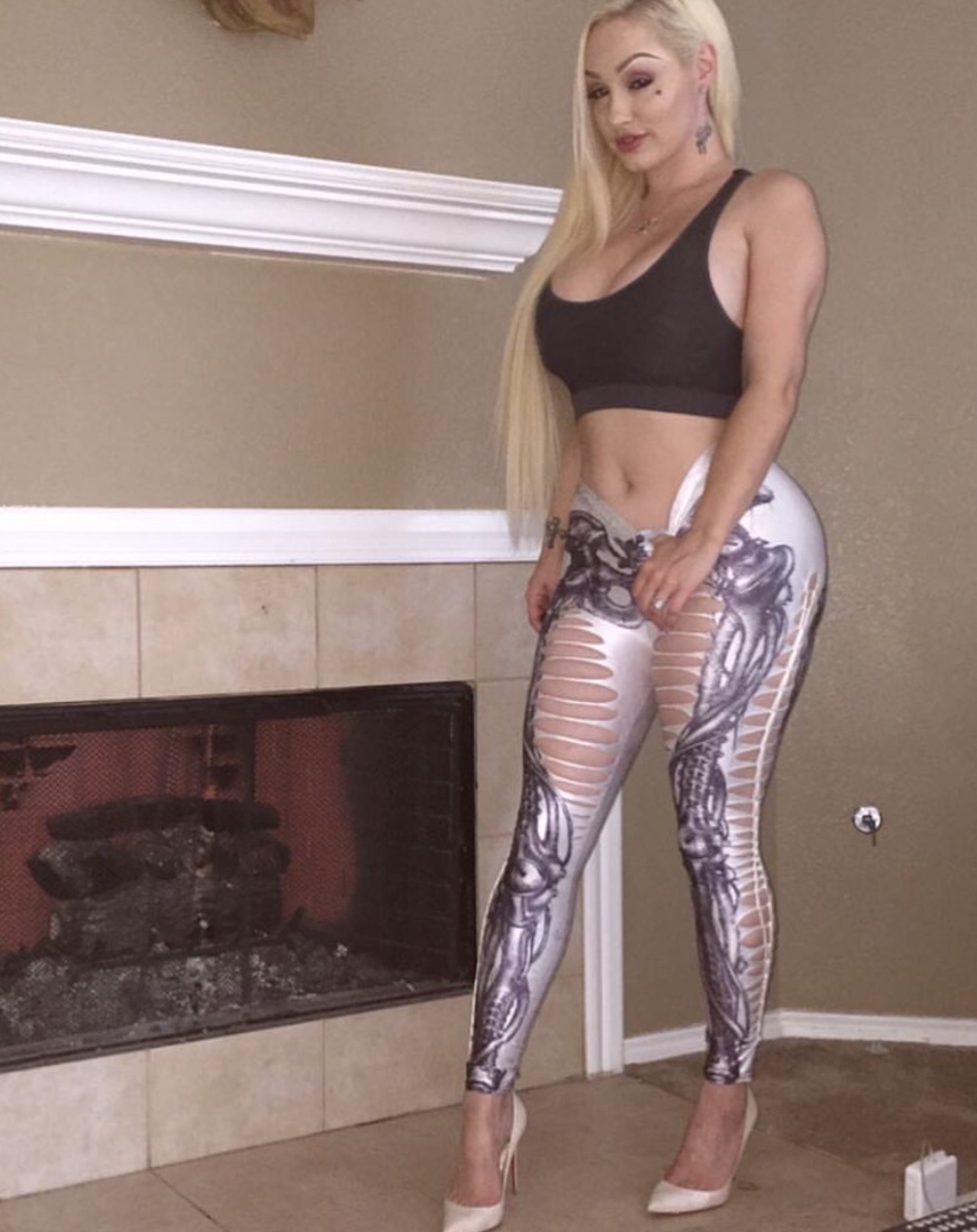 colonelfree:  So sexy 🌹🌹🌹🌹🌹🌹🌹🌹🌹