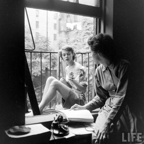 Ford Modeling Agency fire escape(Nina Leen. 1948)