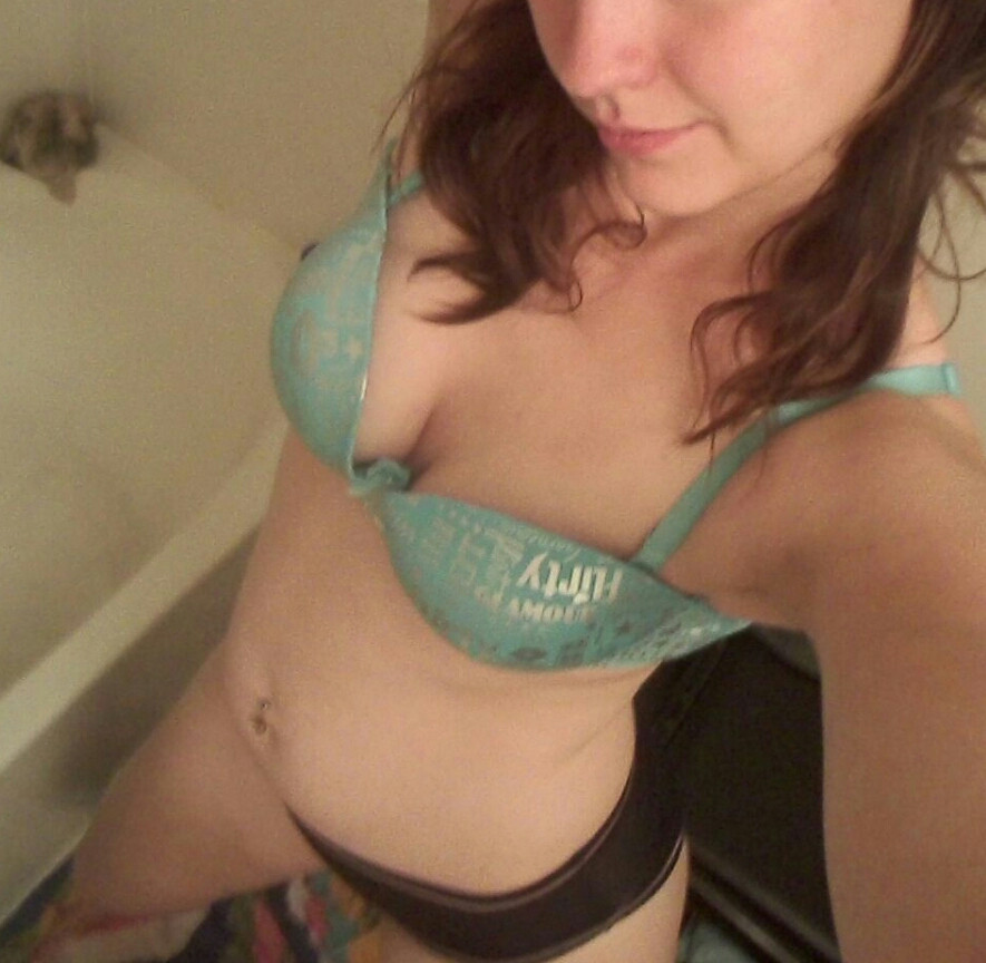 shooting-myself:  Hey you! Are you Ready to share your own selfies? Please check