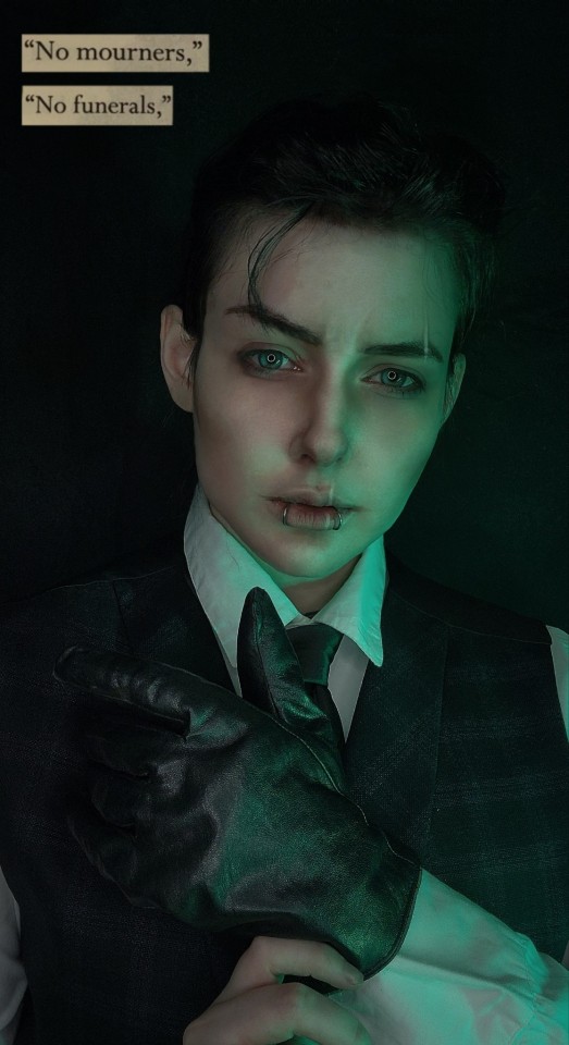 While waiting to post my Wylan CMV , here's a closet cosplay I did of Kaz Brekker a couple of weeks ago ! 🐦‍⬛🗝