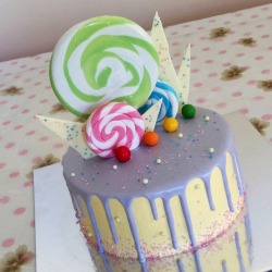 jayceesweets:Giant lollipop 😍 a Katherine inspired cake. Keeping