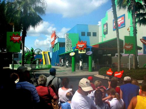 nickelodeonhistory:A crowd waiting for Nickelodeon Studios to open in the early 2000s.