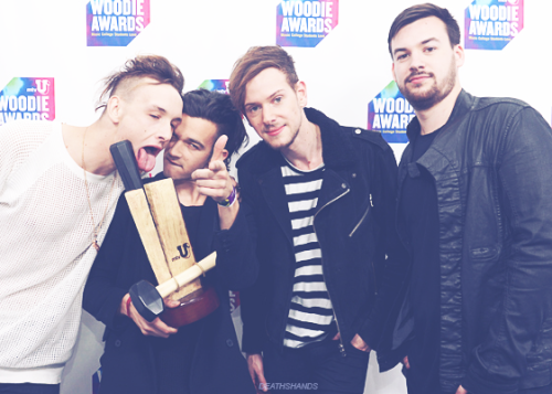 deathshands:  The 1975 at the mtvU Woodie Awards [x] 