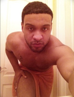 rellzondeckk:  Damn he sexy…. Wish i knew what was under that towel