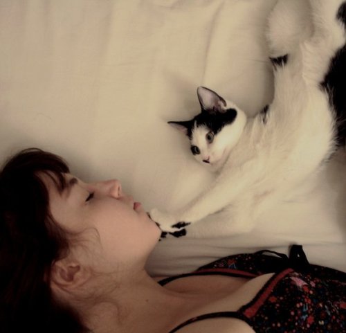 girls-snap:  moon. by moumine
