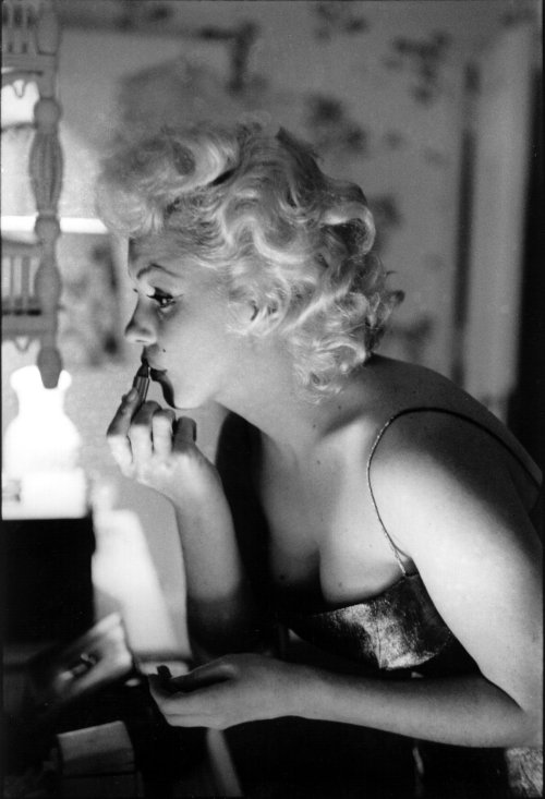 twixnmix:Marilyn Monroe photographed by Ed Feingersh at the Ambassador Hotel preparing to attend the Broadway premiere of Tennessee Williams’ “Cat on a Hot Tin Roof” at the Morosco Theater. March 24,1955.  My idol #beauty#allwoman 