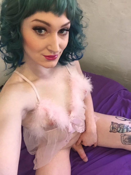 cdlittler:  pillarsofvotary:  Naomi Marie Skye++++  Yummy 
