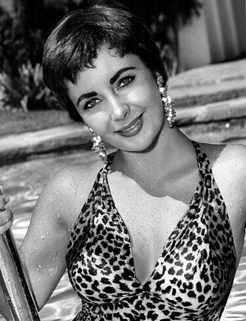 greatbuffalotradingpost:Bathing Beauty Elizabeth Taylor Ggggrrrr.