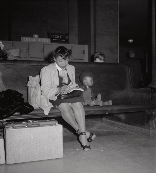 Illinois. Photographs in Galesburg and Chicago Unions Station by Esther Bubley (1948) via the Newber