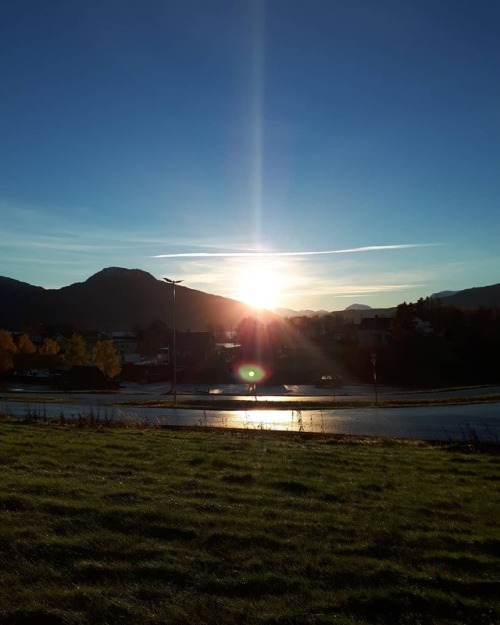 Watching the sunrise from work #sunrise #northernnorway #nordnorge #norge #norwegen #work #landschaf