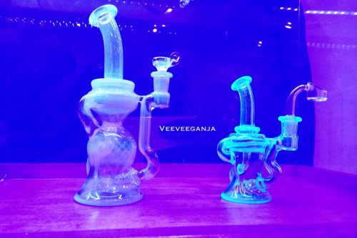 veeveeganja:  Quave Glass under the UV display 