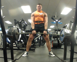 quadhousefitness:  deadlifts-and-donuts:  jakeewing5:  I FINALLY HIT 6 PLATES ON DEADLIFTS! 585 LBS THIS TOOK A FULL YEAR TO ACCOMPLISH!I’m 20, want to hit 700 before I’m 22.  Good job. Gotdamn.  and here i was proud of my 4… fuck me sideways.