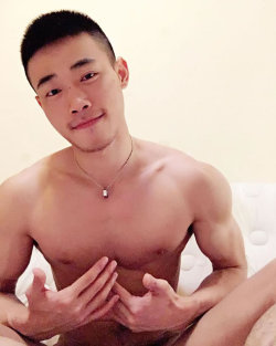 chirshi:  eicebbs10:  gaurauwu:  ethan-w001:  mantop10691:  身材精實又擁有根上翹大屌的名媛…彪彪彪學長  超爱学长，想当他的狗   有人知道紅色內褲 那是什麼品牌嗎  C-in2  愛