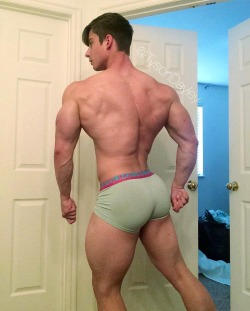 musculardude:  Stick that ass out more boi