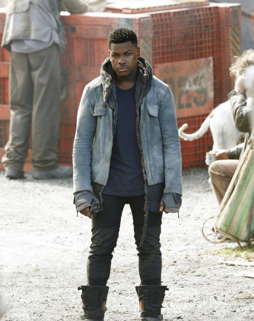 bohdisrook:John Boyega on the set of Pacific Rim