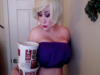 lennythereviewer:  tittily:  keepin’ it classy with fried chicken tramp  There’s cosplay for this already!?