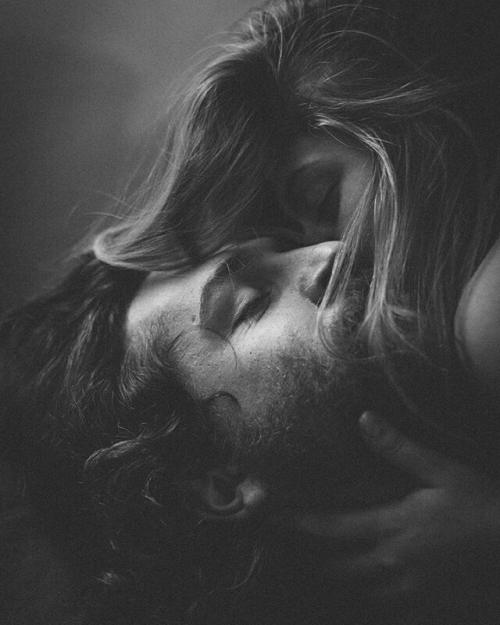 I due amanti
Ribaciami amore è
solo ieri
che mi hai sfiorato la lingua
con il verbo del tuo violino,
acino d'uva il tuo fallo
che posi sul grembo migliore.
Rimani e ascolta
l'ultimo respiro di vita
che si libera dai miei capelli.
Alda Merini