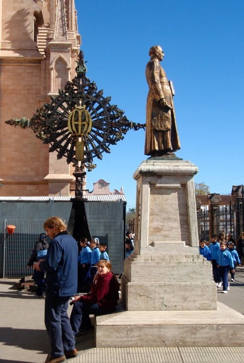 Escultura y cruz, al frente de la basilica de Nuestra Señora de Luján, Buenos Aires, Argentina, 2008