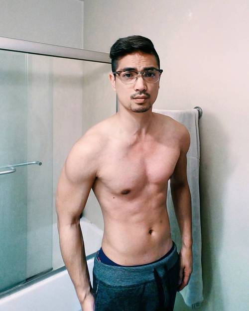 betosbackalley:  tiggahtigz:  Long time no shirtless.  🤓  Having a surgery next month and I’ll be out of commission for 6 weeks (no heavy lifting) so I figure I should try and be un-lazy until then 🤓😂😭    Beto’s Cornerhttp://betosbackalley.tumblr.com