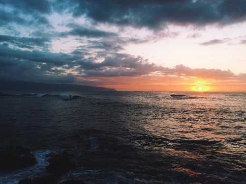 kayceeinhawaii:caught this dude on a wave with the most amazing sunset today