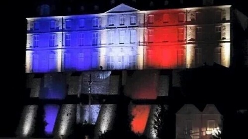 onlyssweetdreams:  Paris turned out the lights as a sign of mourning, but the rest of the world lit them again. 