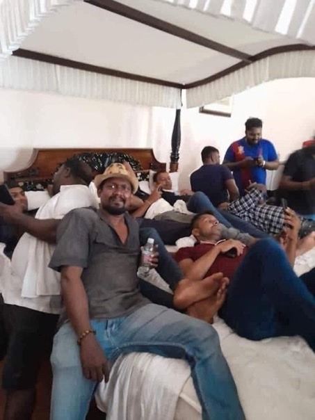 Sri Lankan Protestors Throwing A Pool Party At Their Presidents House? Good For Them Love This Energy