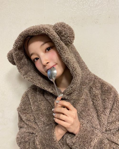 babeseungmin:220515Rocket Punch Instagram Update [#DailyYeonhee] This bear lost her strawberries..