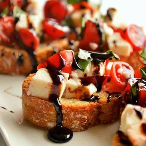 Link below for this deliciously fresh Caprese Bruschetta! www.pinterest.com/ediblegardenusa/